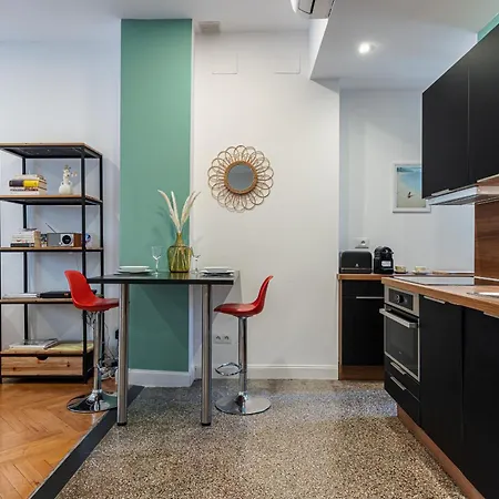 Апартаменты Cosy 1 Bdr Near Garibaldi Square