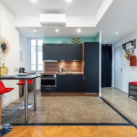 Апартаменты Cosy 1 Bdr Near Garibaldi Square *