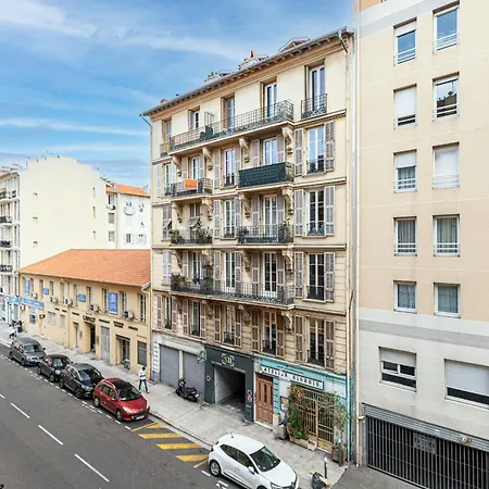 Апартаменты Cosy 1 Bdr Near Garibaldi Square